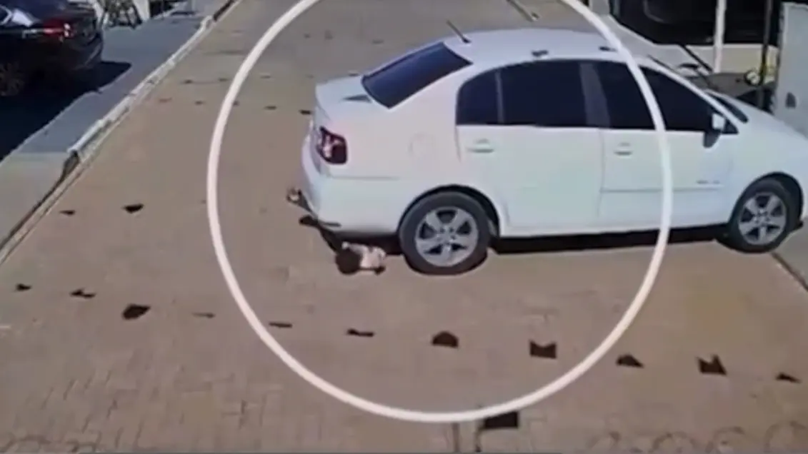 Susto: vídeo flagra atropelamento de menino de 2 anos por vizinha em condomínio de GO