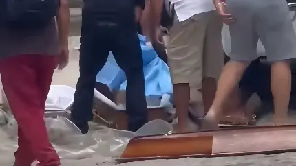 Caixão cai de veículo e corpo fica no chão durante transporte no interior do CE