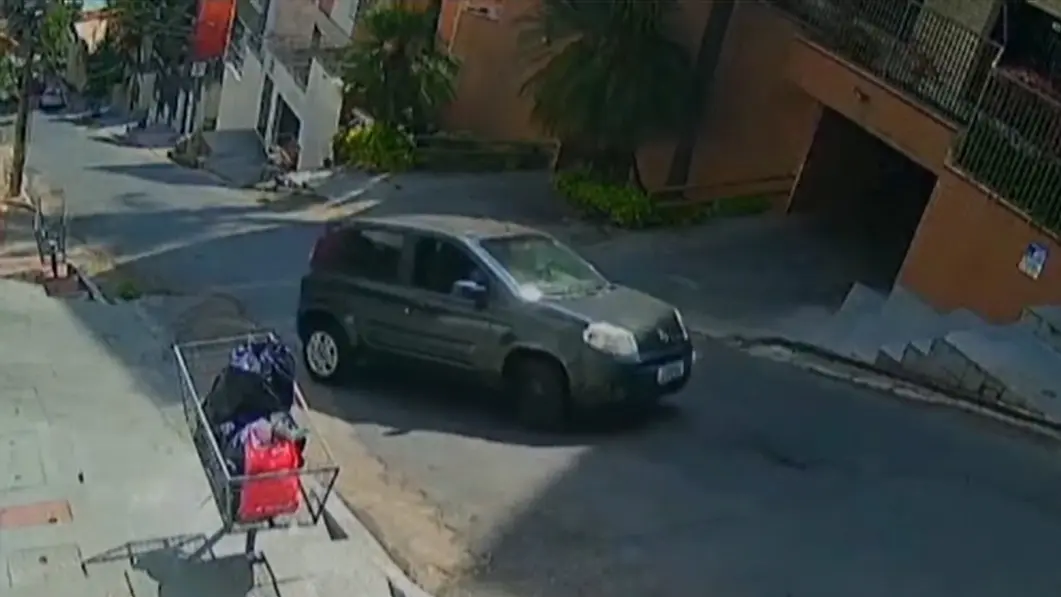 Carro capota após perder força ao subir ladeira em Belo Horizonte; imagens impressionam