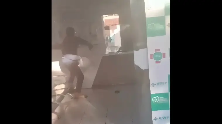 VÍDEO: Revoltado, homem causa danos e ameaça funcionários de hospital em MG