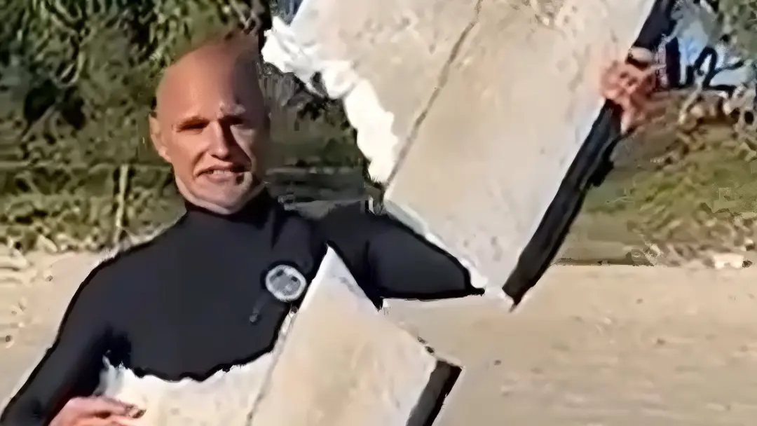 Ataque de tubarão parte ao meio prancha de surfista australiano; veja como ficou