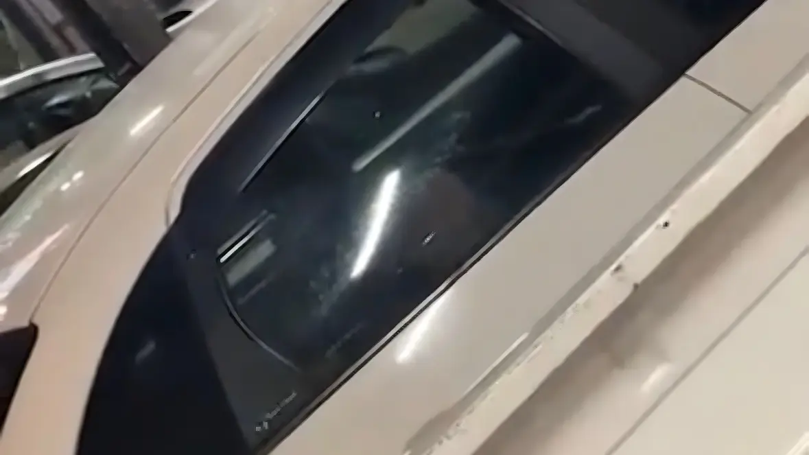 Casal é flagrado em momento ‘quente’ ao lado da igreja