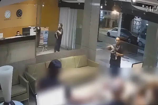 Ladrão se atrapalha, perde disfarce, mas assalta hotel em Copacabana (Foto: Reprodução/Câmera de Segurança)