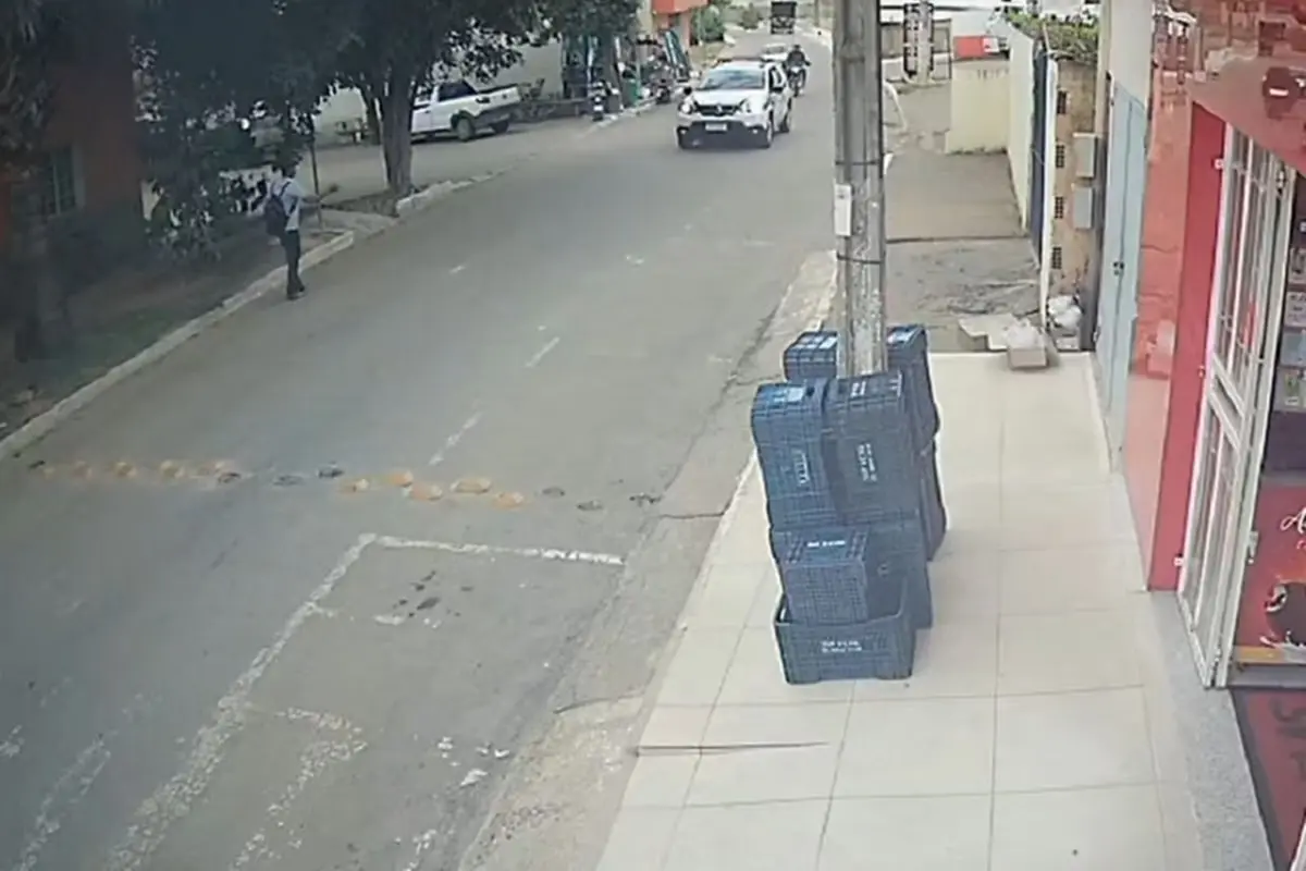 Homem para viatura da PM de Minas Gerais, esfaqueia policial e é morto