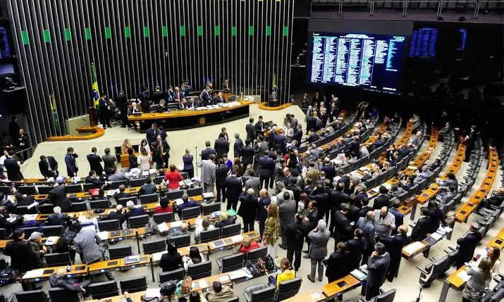 PT recua e inviabiliza derrubada de veto de Lula a aumento de deputados