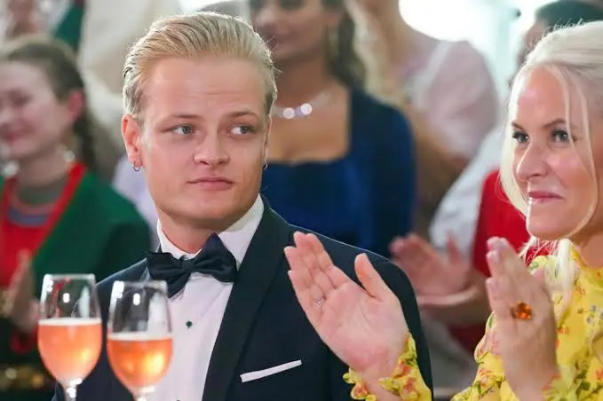 Saiba quem é o filho da princesa herdeira da Noruega, denunciado por estupro e 31 outros crimes