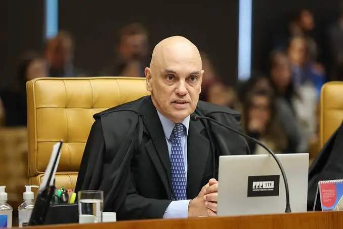 Moraes decide futuro de mulher que escreveu com batom na estátua da Justiça; saiba qual