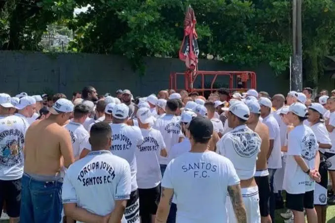 Torcedores invadem CT do Santos e protestam contra elenco após goleada