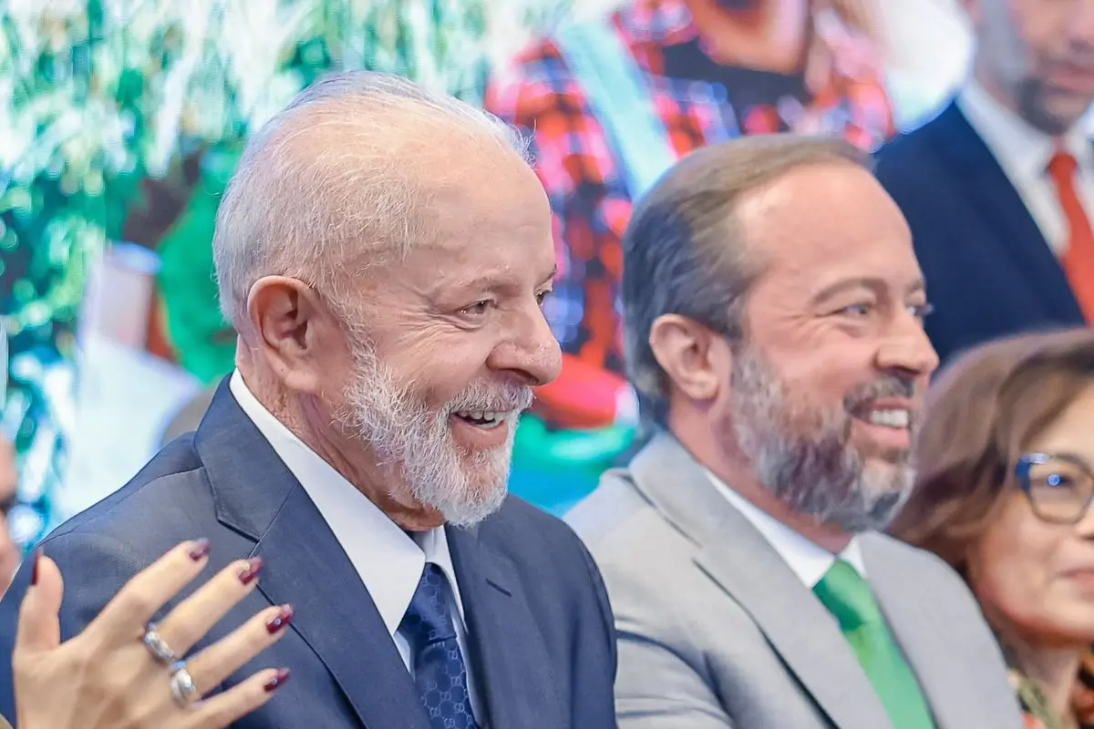 Após pesquisas negativas, Lula define novo Auxílio Gás em busca de popularidade; saiba como será