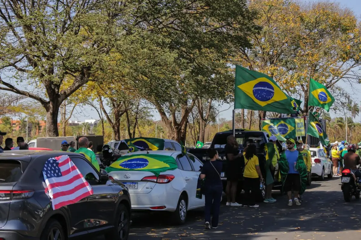 Bolsonaristas fazem carreata até casa de Bolsonaro e pedem anistia antes de julgamento no STF