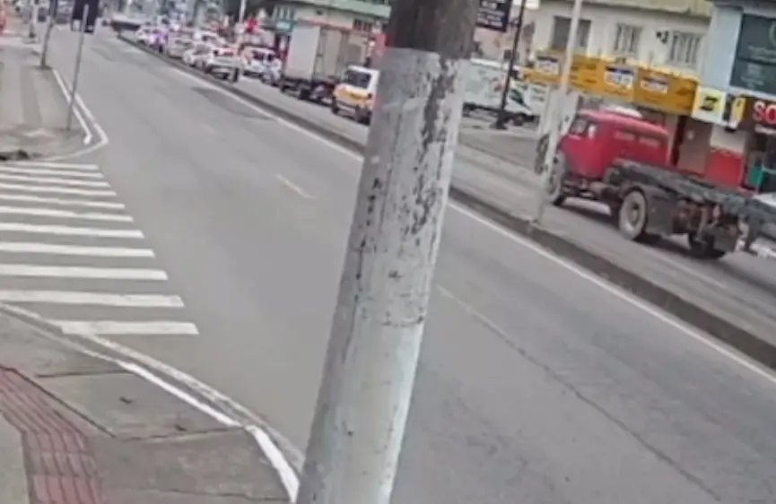 Van escolar com crianças é prensada contra caminhão em Itajaí: veja o vídeo