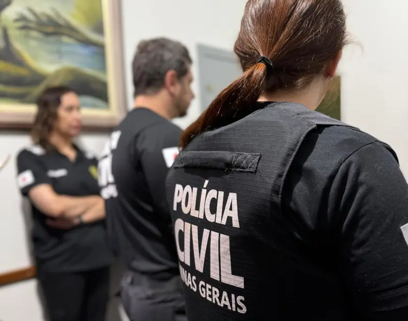 Suspeitos queimaram mãos de vítima após espancamento