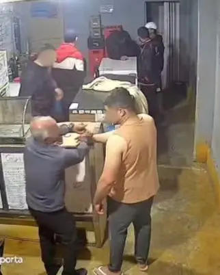 Homem agride idoso em bar e acaba espancado no interior de SP (Foto: Reprodução Câmera de Segurança)