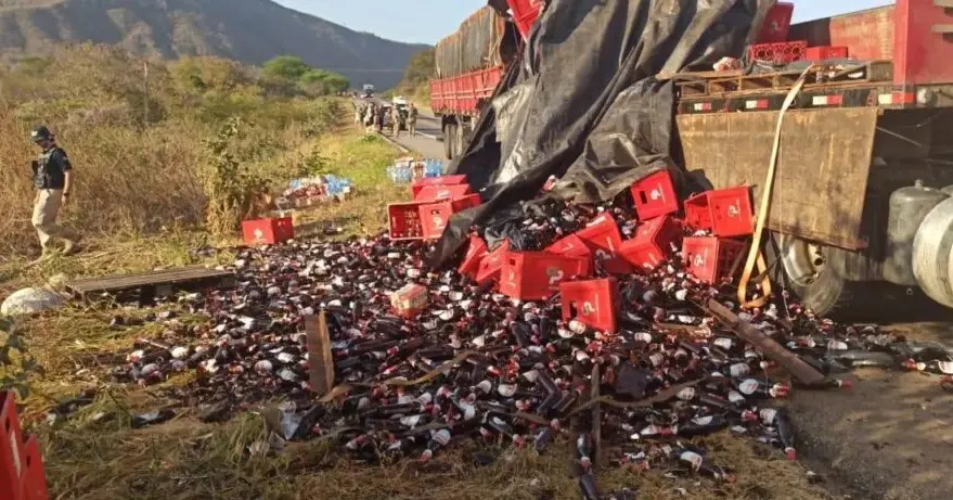Carga de cerveja cai de caminhão em rodovia no CE e população tenta saquear bebidas