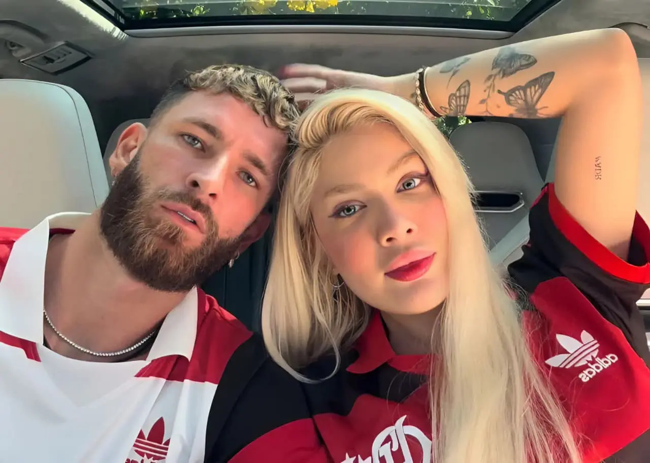 Léo Pereira e Karoline Lima se beijam em público após zagueiro subir ao palco e dedicar música à influencer; vídeo viraliza nas redes. Foto: Divulgação / Redes sociais.