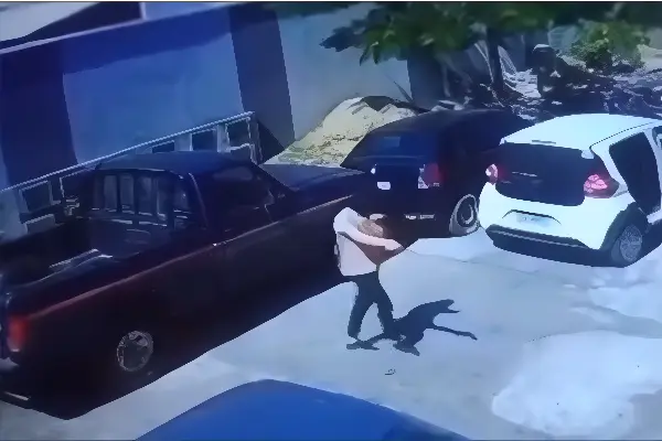 Homem é morto em oficina por homens encapuzados no Ceará e deixa mistério no ar (Foto: Reprodução Câmera de Segurança)