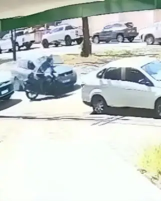 Motociclista sofre acidente, levanta, mas sofre parada cardíaca e morre (Foto: Reprodução Câmera de Segurança)