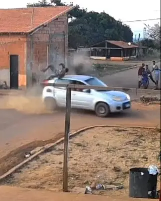 Motociclista voa longe após colidir com carro; vídeo com imagens fortes (Foto: Reprodução Redes Sociais)