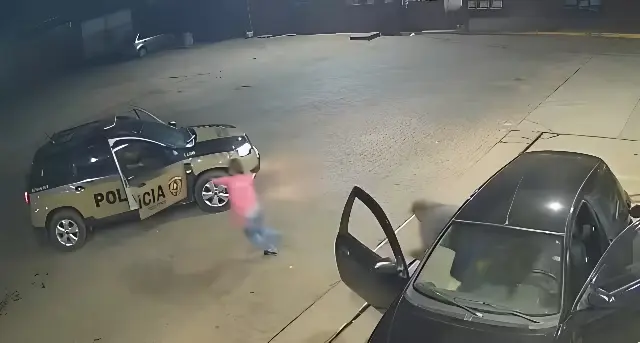 Mulher corre para viatura da PM pedindo socorro (Foto: Câmeras de segurança)