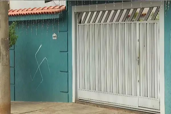 Casas amanhecem pichadas com símbolo nazista e apavoram moradores (Foto: Reprodução Redes Sociais)