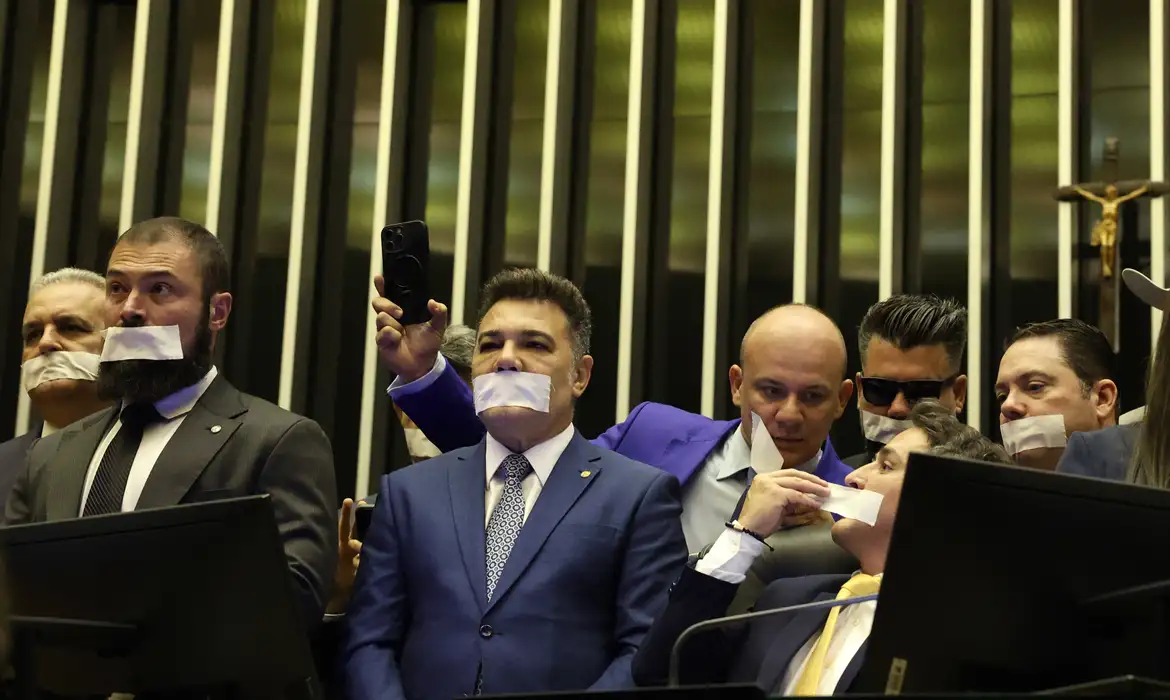 Deputados com fitas na boca durante obstrução do Congresso Nacional - Foto: José Cruz/Agência Brasil