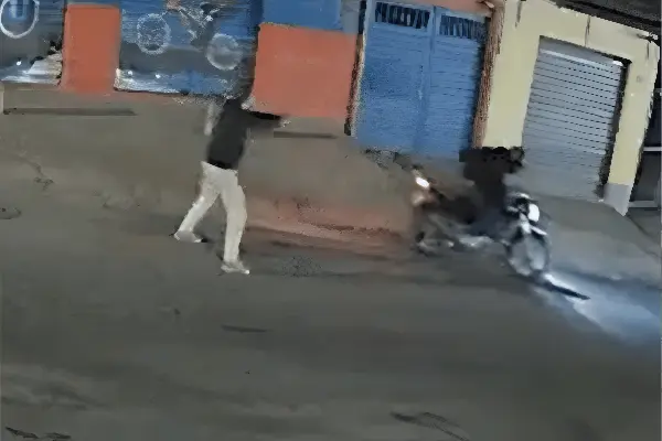 Assaltante tenta roubar PM e se dá mal em São Paulo (Foto: Reprodução Câmera de Segurança)