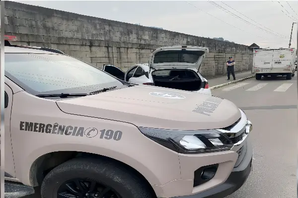 Homem foge de abordagem, atropela duas pessoas e se da mal (Foto: PMSC, Divulgação)