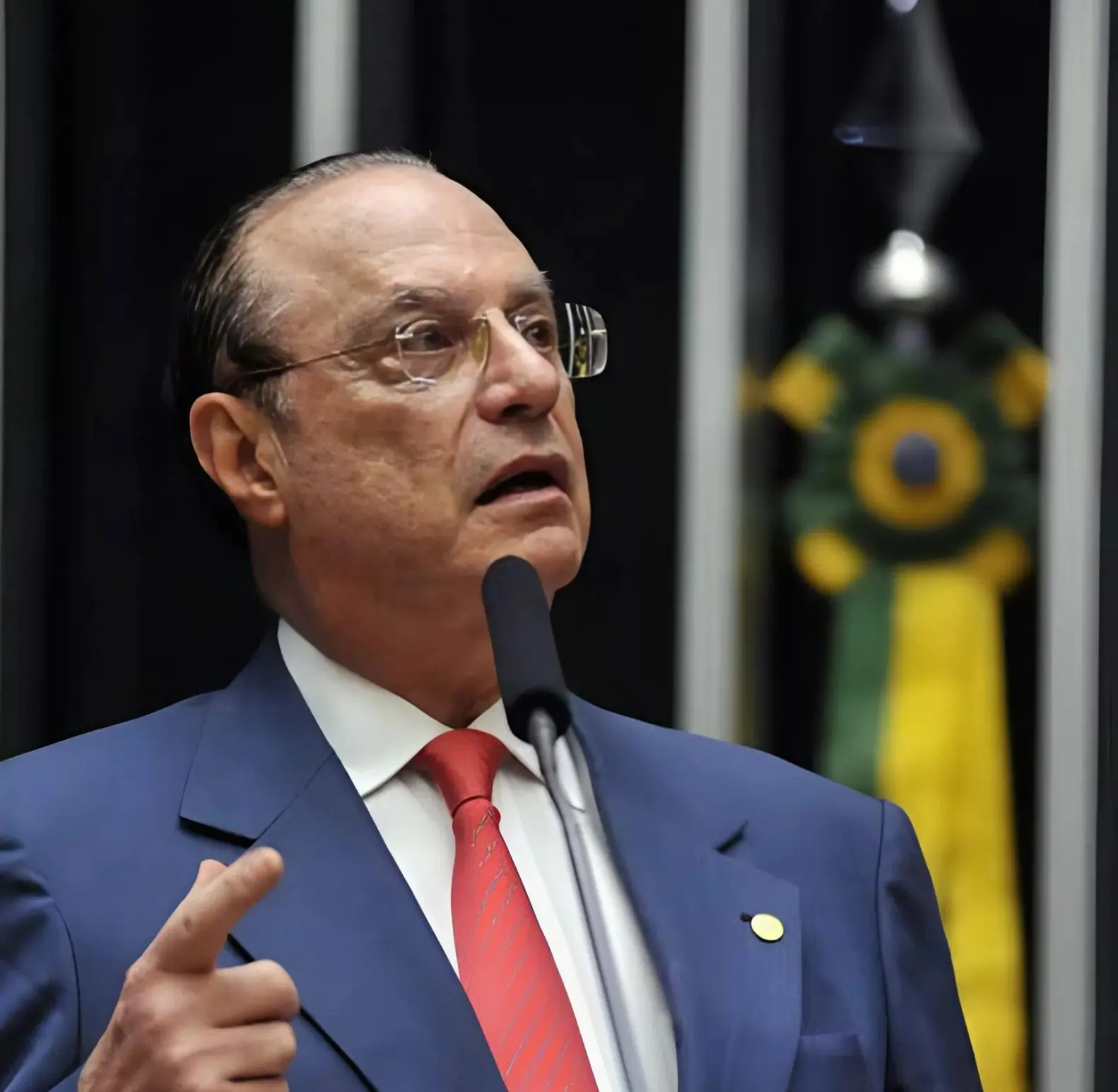 Após anos de prisão e isolamento, Paulo Maluf reaparece irreconhecível