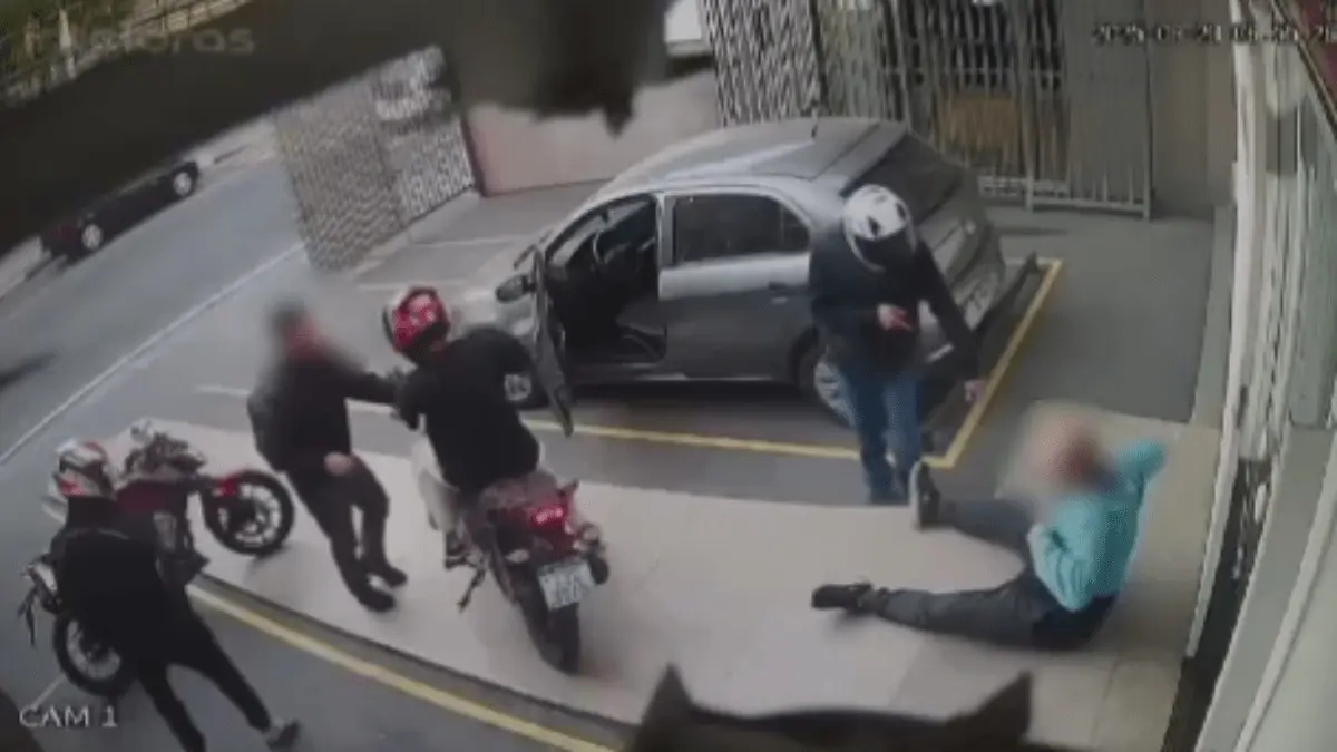 Policial de folga reage a assalto em Osasco e atira contra criminosos; vídeo flagra ação