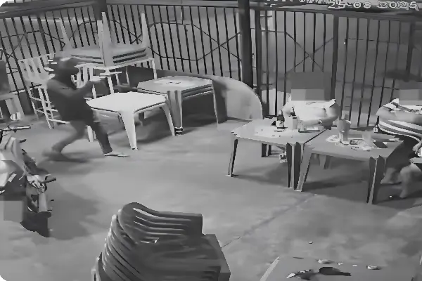 Grupo armado invade restaurante, faz arrastão e aponta arma para criança em Teresina (Foto: Reprodução / Câmera de segurança)