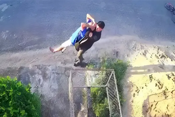 Assaltante dá mata-leão e espanca homem para levar mochila em Roraima (Foto: Reprodução Câmera de Segurança)