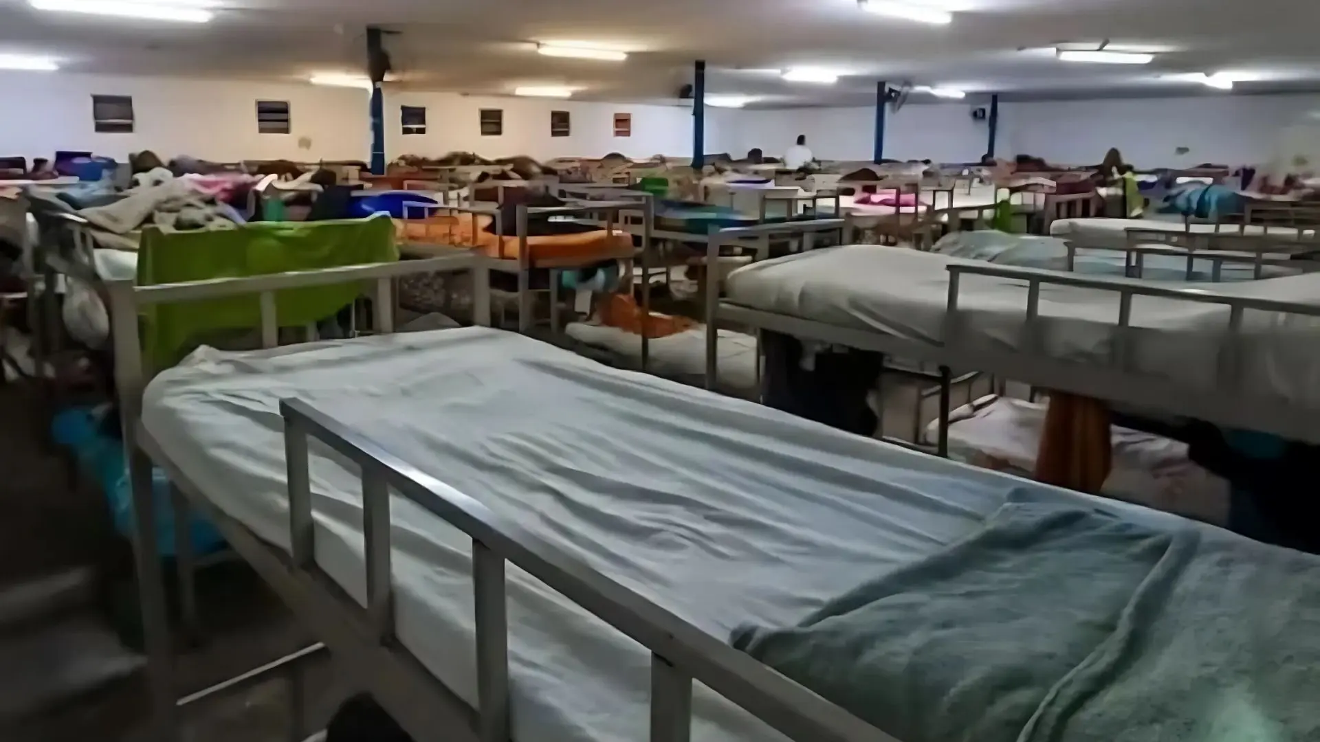 Sangue e pragas: abrigos precários lotam ruas de SP com moradores de rua