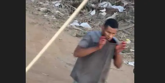 Feminicídio: homem mata mulher à luz do dia e tenta reanimá-la