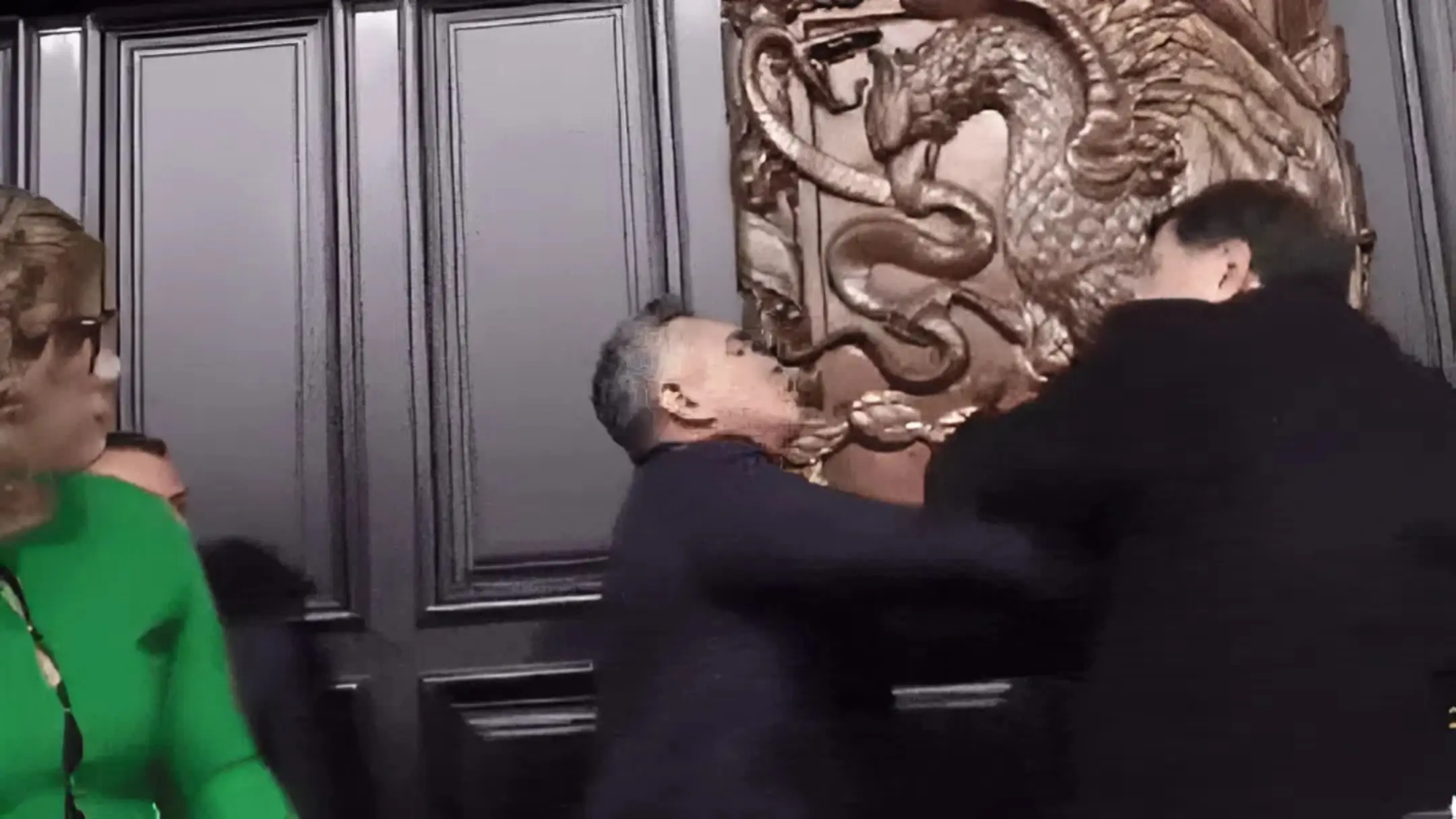 Senadores partem para “porrada” após discussão sobre os EUA; veja vídeo