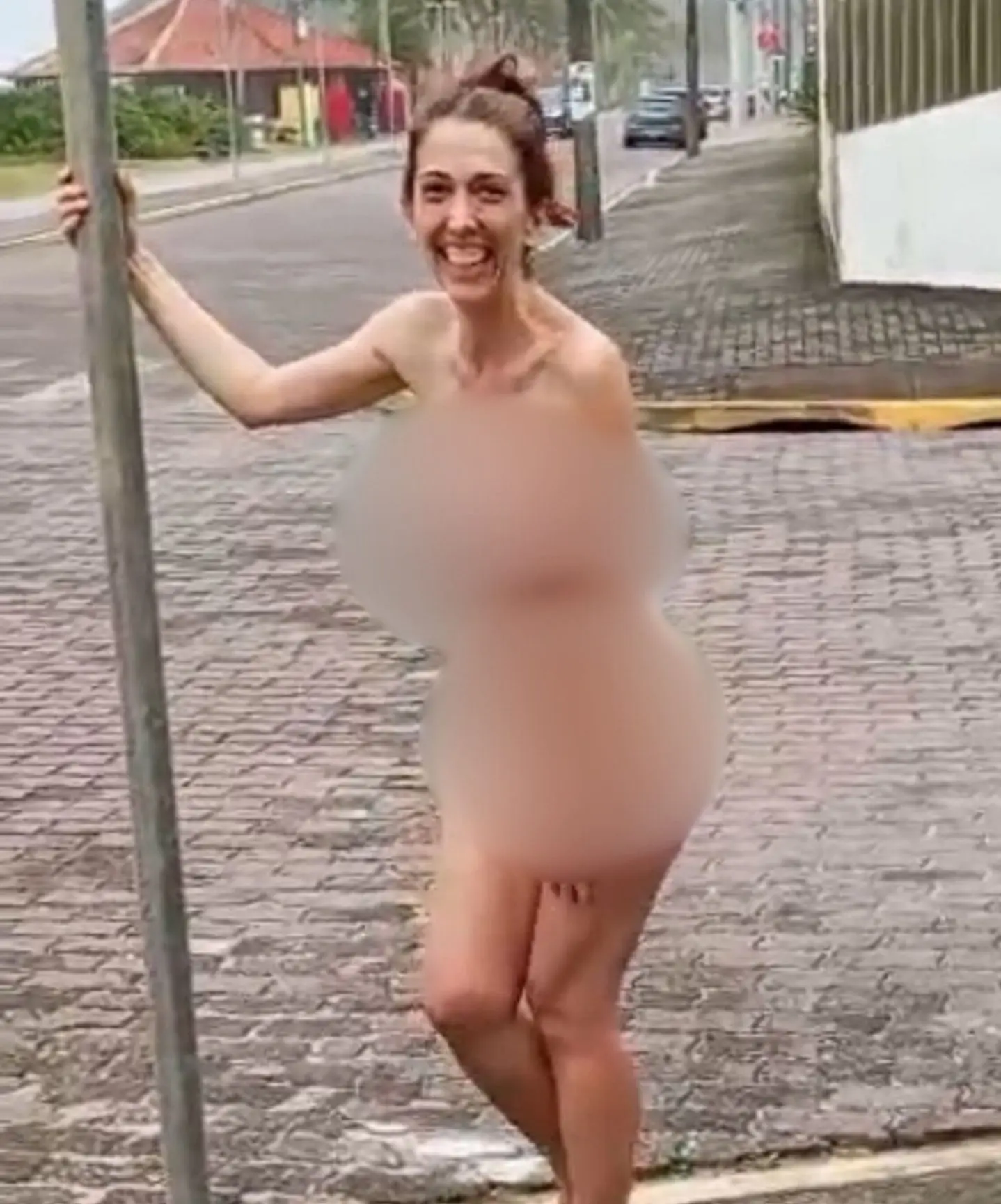 Veja momento em que mulher nua recebe roupas e confessa ter matado o pai