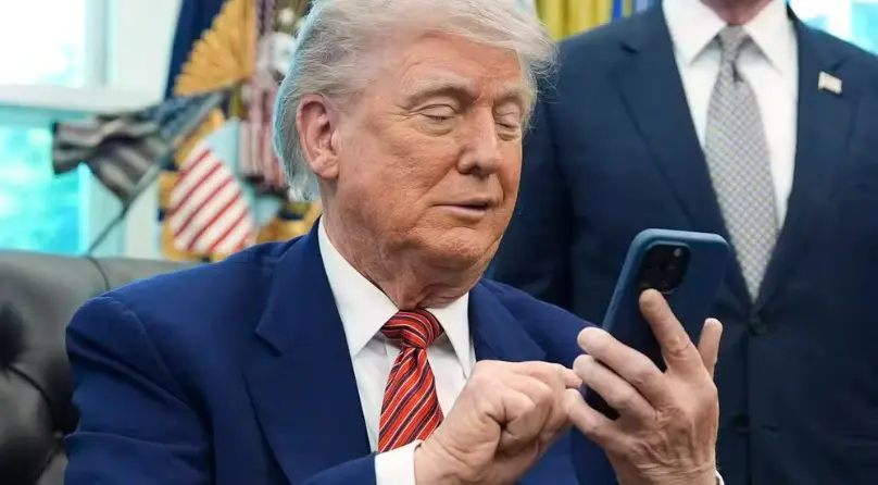  A conta, que tem como usuário @whitehouse, estreou com um vídeo do presidente Donald Trump ao lado de Dana White, fundador do UFC e aliado republicano.  Foto: Reprodução/AP