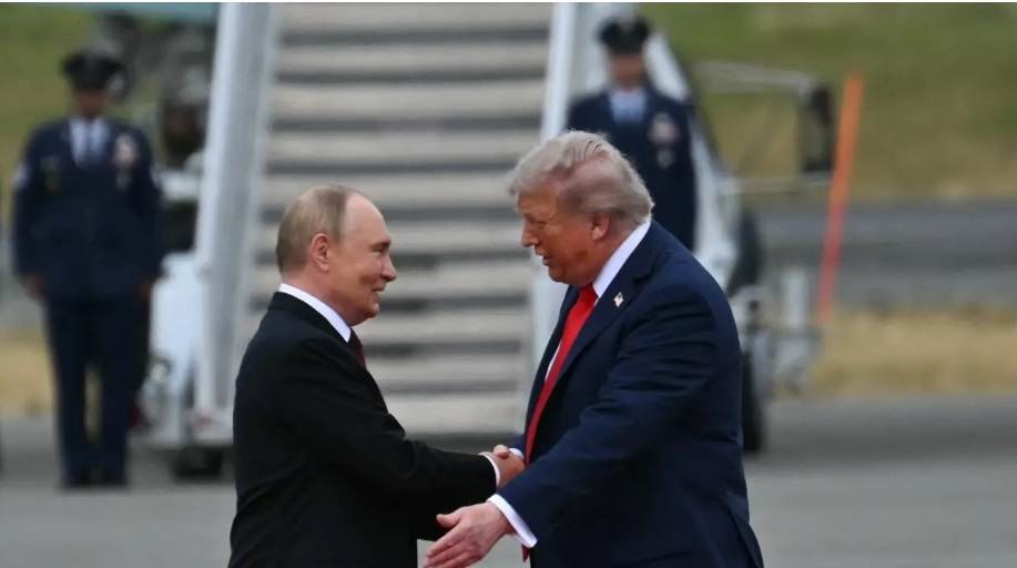 Trump e Putin se cumprimentaram de maneira afetuosa no desembarque 