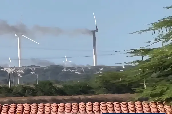 Torre geradora de energia eólica está pegando fogo no CE (Foto: Redes Sociais)