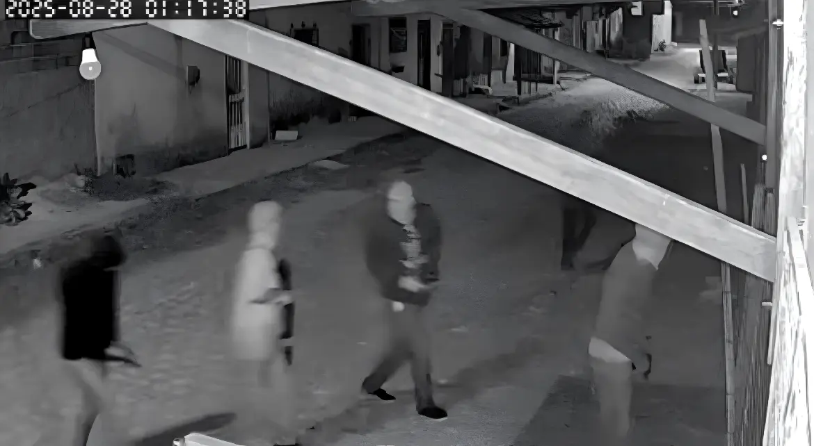 Vídeo mostra criminosos encapuzados disparando mais de 100 vezes em via pública durante a madrugada. (Foto: Câmeras de segurança)