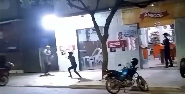 Vídeo: homem em surto persegue clientes e dona de bar com motosserra (Foto: Reprodução/Redes Sociais)