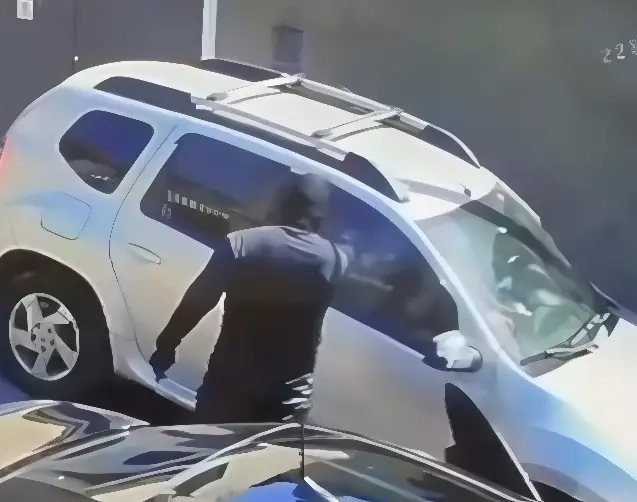 Mulher foi alvejada na frente da família após sair de casa