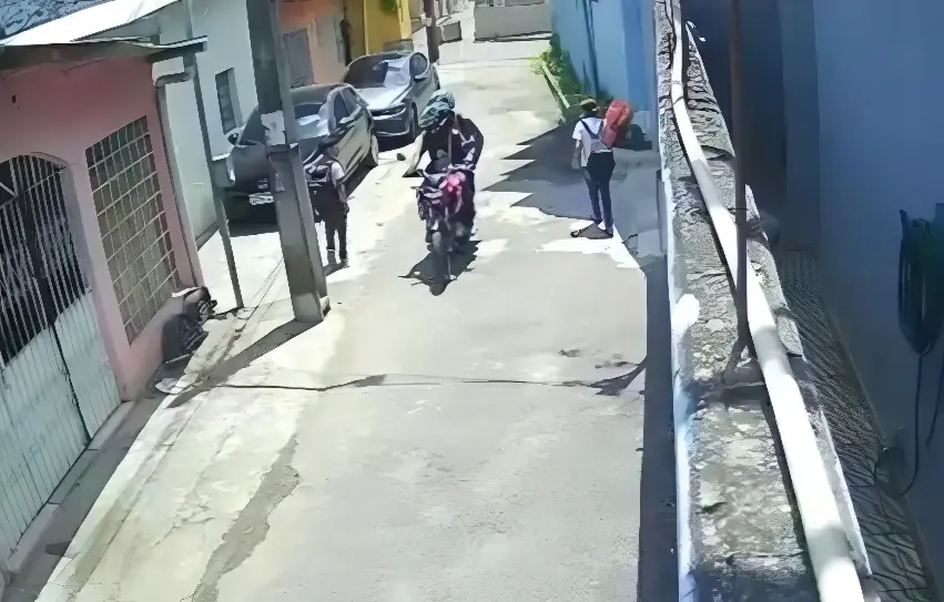 Veja o momento em que crianças são assaltadas após deixarem escola (Foto: Câmeras de segurança)