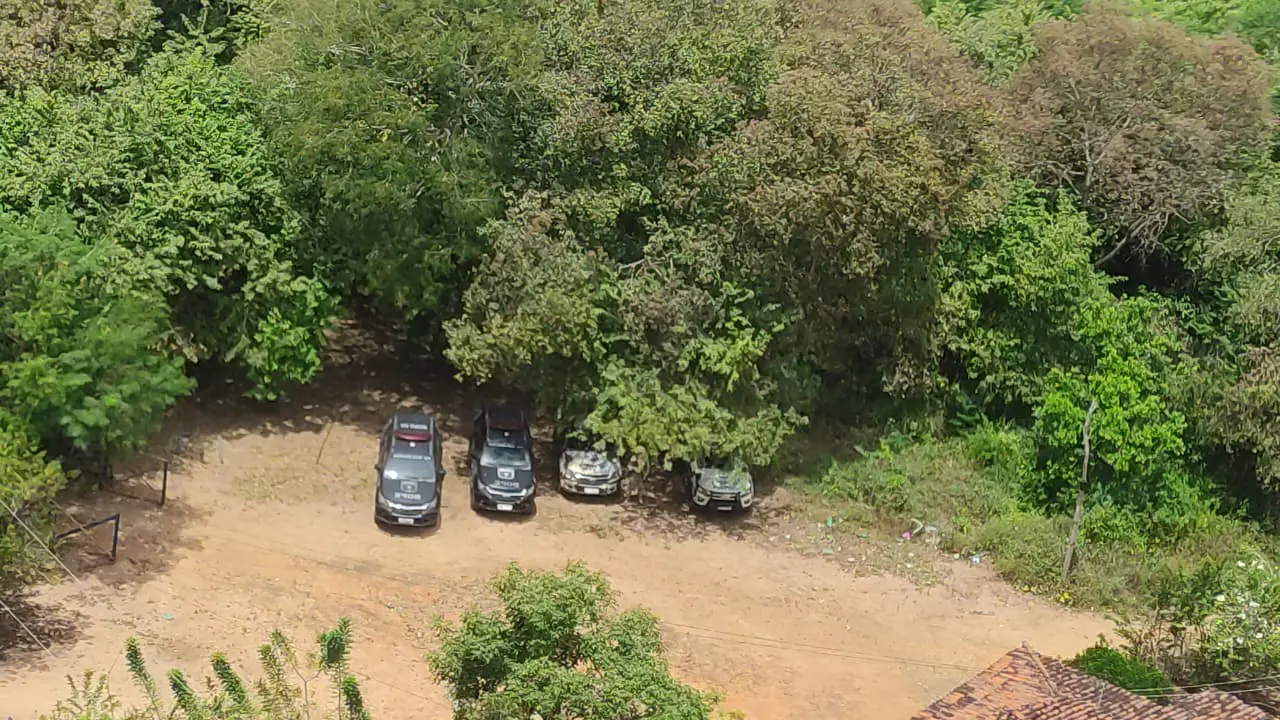Polícia apreende armas de fogo em acampamentos usados por criminosos no CE