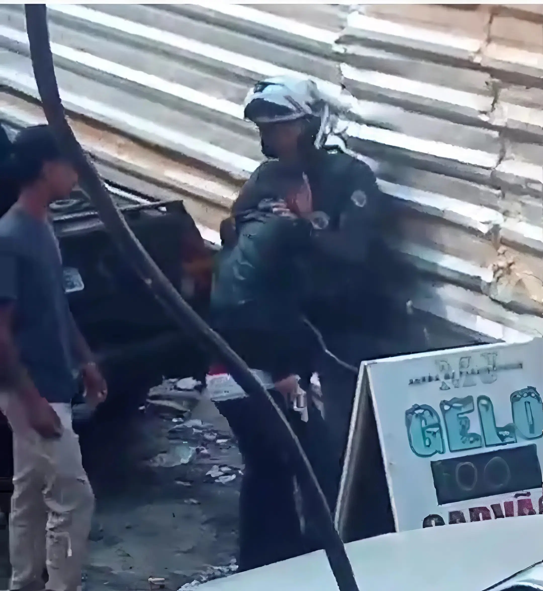 Vídeo mostra o momento em que PM é baleado durante abordagem a suspeito de arrastão - Reprodução