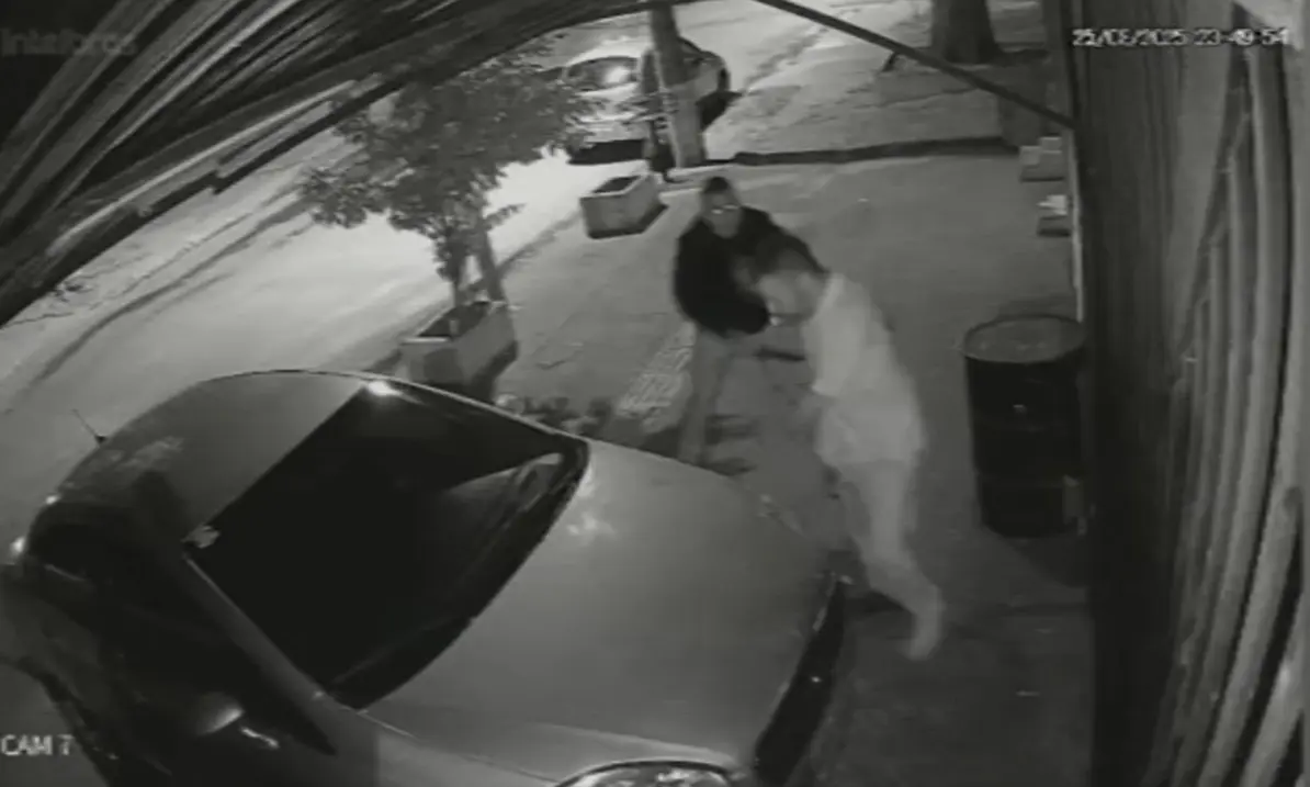 VÍDEO: Homem esfaqueia vizinho após descobrir mensagens sexuais enviadas a sua mãe