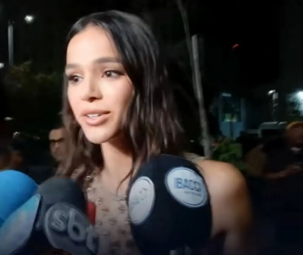 Atriz parou para falar com a imprensa e receber convidados. 