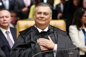 Indireta: Dino manda recado aos EUA e diz que lei americana não vale no Brasil