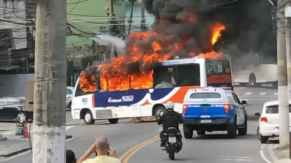 Sequestros de ônibus viram arma de traficantes contra a polícia no RJ
(Foto: Reprodução)