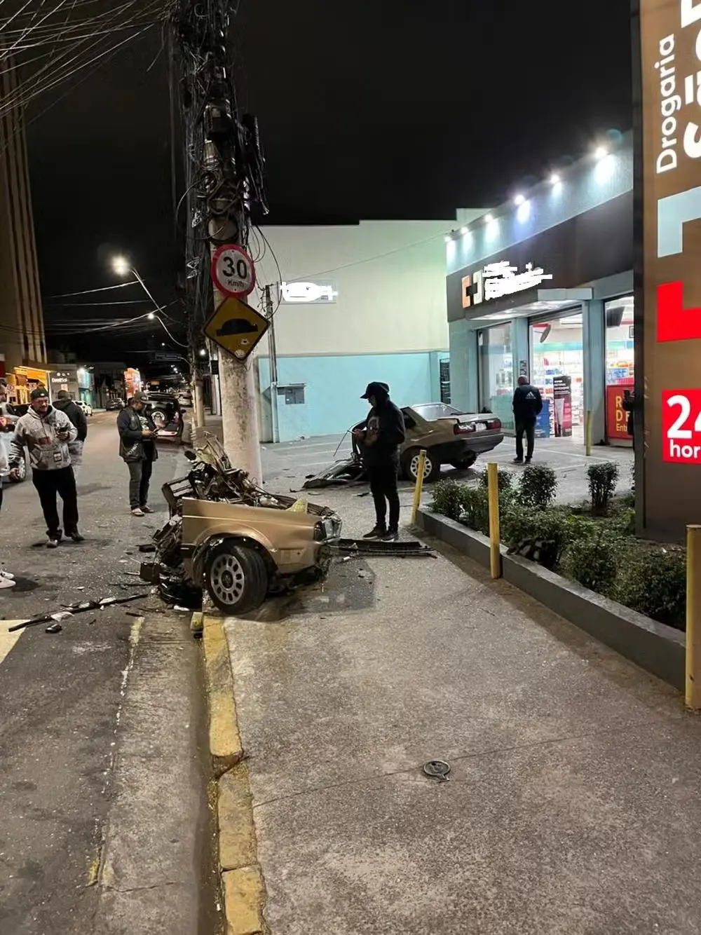 Carro parte ao meio e ocupantes deixam o veículo andando (Foto: Adilson Fraga/Arquivo Pessoal)