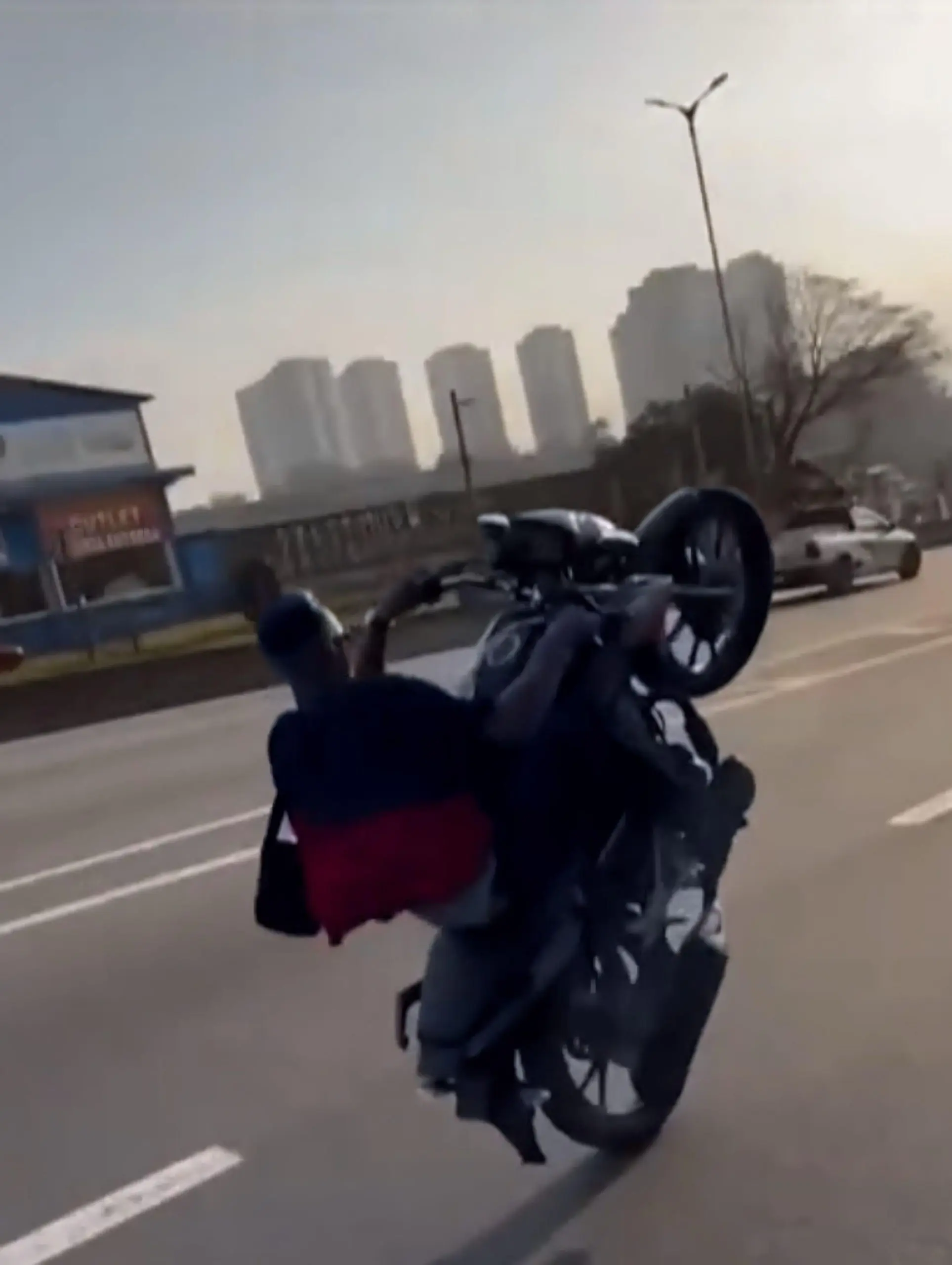 Motoqueiro desobedece ordem policial e realiza manobras perigosas em SP